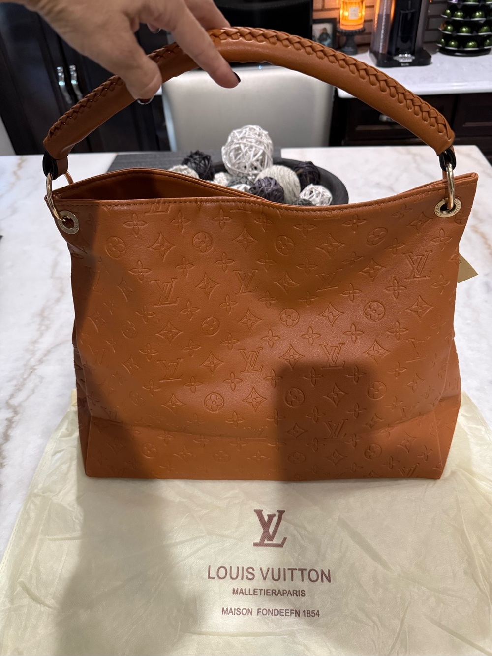 Lv Artsy - Picture 4 of 9